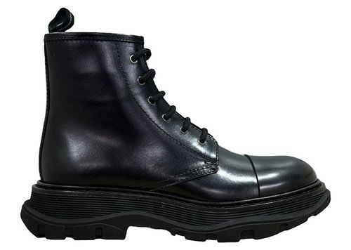 Alexander McQueen Tread Lace-Up Combat Boot - Black - 652885WHSW11000